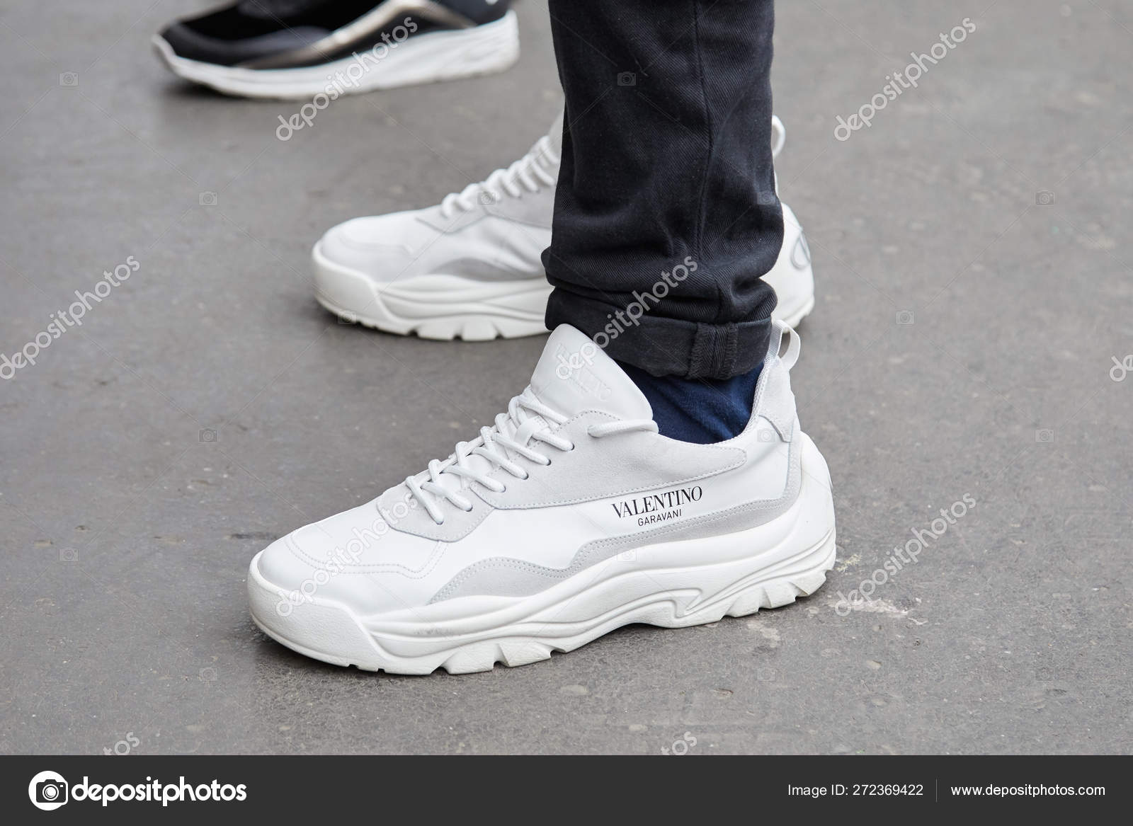Homme avec des baskets Valentino blanches avant le d fil Frankie