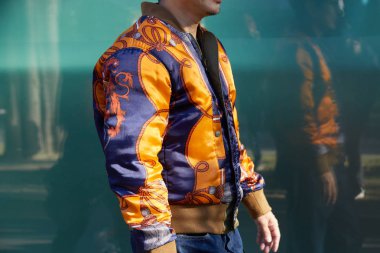 Emporio Armani defilesinden önce turuncu ve mavi saden bombardıman ceketli adam, Milano Moda Haftası sokak stili 