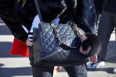 Emporio Armani moda defilesinden önce siyah Chanel deri çantalı kadın, Milan Moda Haftası tarzı. 