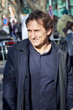 Alex Zanardi Emporio Armani defilesinden önce, Milano Moda Haftası sokak stili 