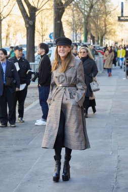 Anna dello Russo fendi defile öncesi gri ceket ve siyah şapka ile, Milano Moda Haftası sokak stili 