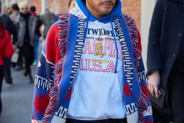 Fendi defile, Milano Moda Haftası sokak stili önce saçaklar ile beyaz kapüşonlu ve mavi, beyaz ve kırmızı ceket ile Adam 