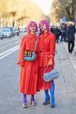 Fendi defile öncesi kırmızı Fendi giysileri ile Amiaya, Ami ve Aya Suzuki ikizler, Milano Moda Haftası sokak stili 