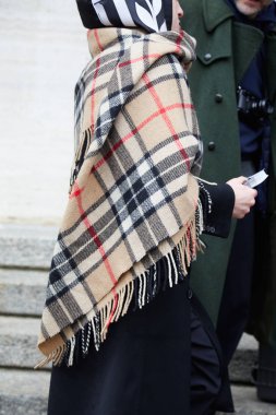 Frankie Morello defilesinden önce bej damalı şallı adam, Milano Moda Haftası sokak stili 