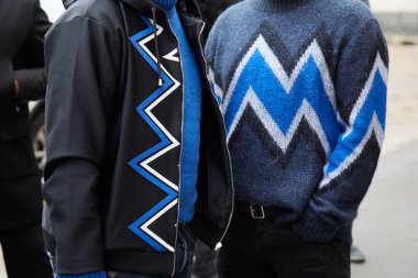 Frankie Morello defilesinden önce mavi, beyaz ve siyah geometrik tasarım ceket ve kazak ile Erkekler, Milano Moda Haftası sokak stili 