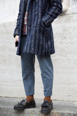 Frankie Morello defilesinden önce mavi çizgili ceketve siyah deri ayakkabılı adam, Milano Moda Haftası sokak stili 