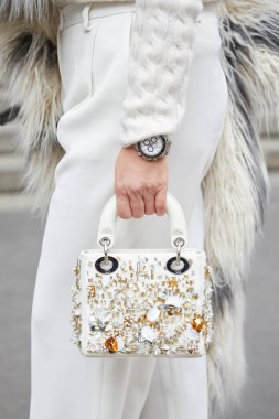 Frankie Morello moda defilesinden önce altın detayları ve Rolex Daytona saati olan Dior beyaz deri çantalı kadın, Milan Moda Haftası tarzı 