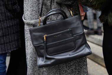 Marc Jacobs 'un siyah deri çantası ve gri ceketli kadını Frankie Morello moda defilesinden önce, Milan Moda Haftası tarzı 