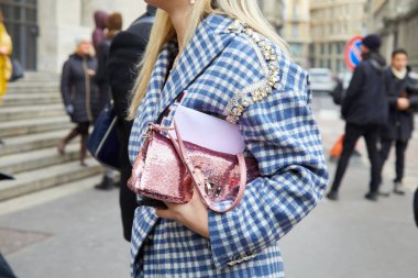 Frankie Morello moda defilesinden önce pembe pul çantalı, mavi beyaz ceketli kadın, Milan Moda Haftası tarzı. 