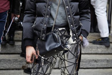 Frankie Morello defilesinden önce gümüş geometrik pantolonlu bir kadın, Milan Moda Haftası tarzı. 