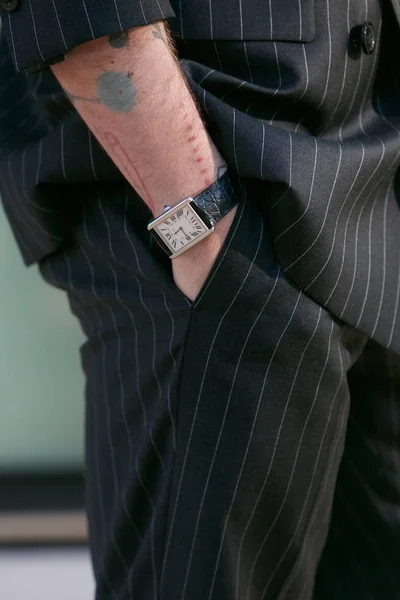 Homem com relógio Cartier com pulseira de couro de crocodilo preto e traje pinstripe antes Emporio Armani desfile de moda, Milan Fashion Week street style — Fotografia de Stock