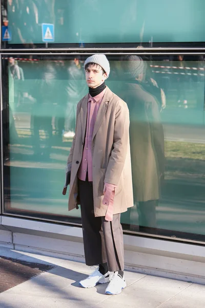Man with beige coat and gray hat before Emporio Armani fashion show, Milan Fashion Week street style — Stock Photo, Image