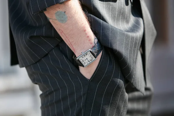 Uomo con orologio Cartier con cinturino in pelle di coccodrillo nera e abito gessato prima della sfilata di Emporio Armani, Milano Fashion Week street style — Foto Stock