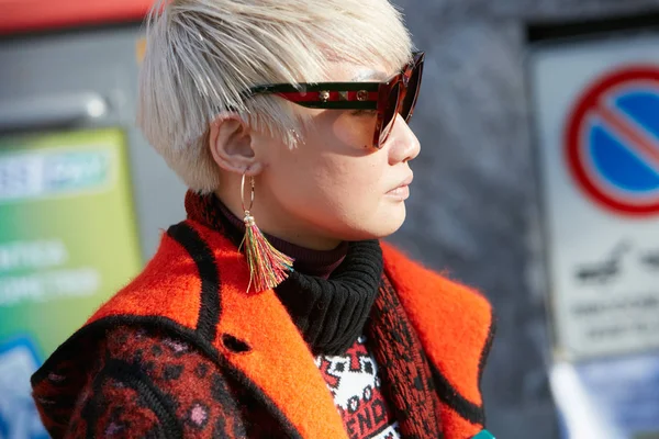 Kvinna med Fendi tröja och Gucci solglasögon innan Emporio Armani modevisning, Milan Fashion Week street style — Stockfoto