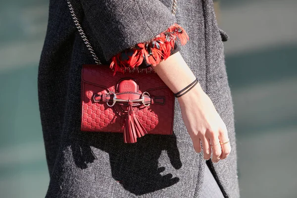 Mujer con bolsa de cuero rojo Gucci y abrigo gris antes del desfile de moda Emporio Armani, Milan Fashion Week street style — Foto de Stock