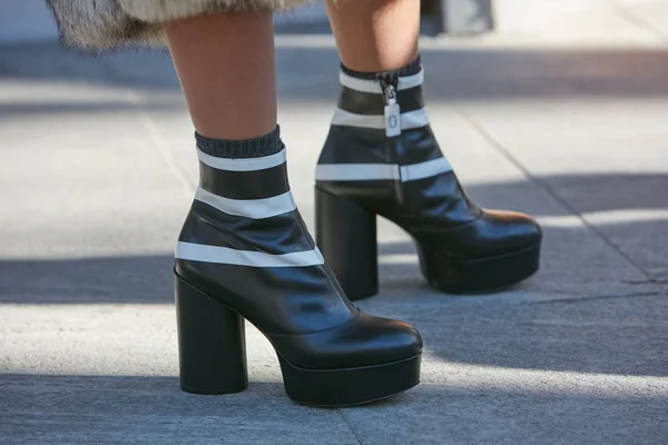 Woman with black and white striped leather shoes before Emporio Armani fashion show, Milan Fashion Week street style — Stok fotoğraf