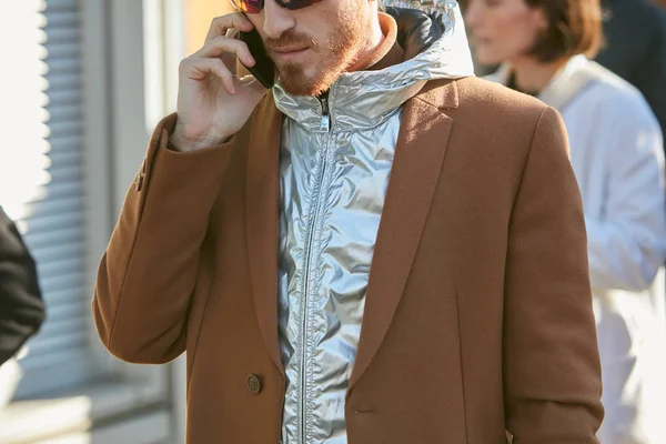 Man with beige coat and silver hoodie before Emporio Armani fashion show, Milan Fashion Week street style — Stock Photo, Image