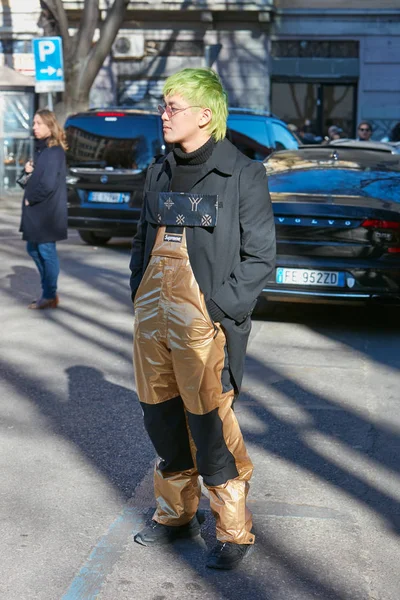 Homem com macacão supremo dourado, gola alta preta e cabelo verde antes Emporio Armani desfile de moda, Milan Fashion Week street style — Fotografia de Stock