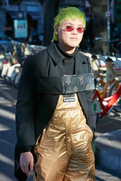 Muž se zlatými nejvyššími šlemi, černým rotlenkem a zelenými vlasy před Emporio Armaniho módní show, styl ulice Milán módní týden — Stock fotografie