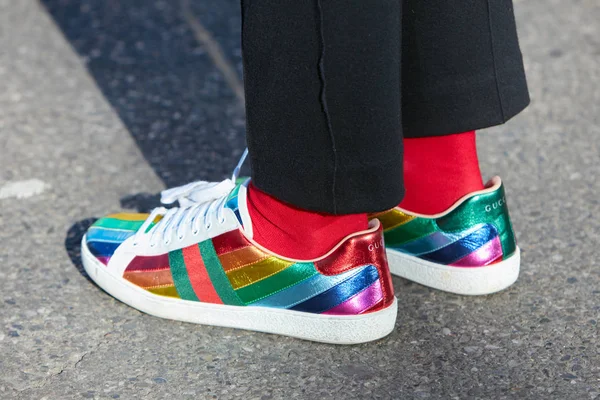 Frau mit Regenbogenfarben gucci Turnschuhe und rote Socken vor der Modenschau emporio armani, Mailänder Modewoche Streetstyle — Stockfoto