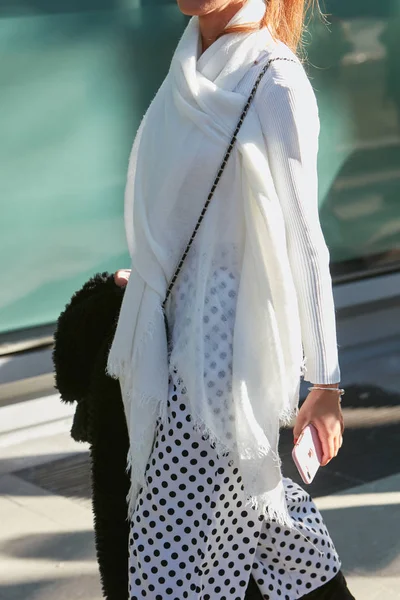 Mulher com xale branco e saia de bolinhas andando antes Emporio Armani desfile de moda, estilo de rua Milan Fashion Week — Fotografia de Stock