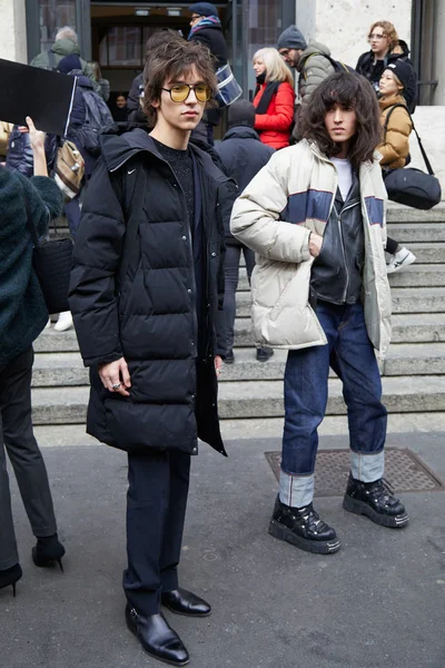 Uomo con occhiali gialli e denim dopo la sfilata di Frankie Morello, Milano Fashion Week street style — Foto Stock