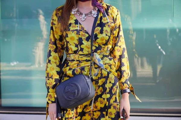 Žena se žlutými květinovými šaty a modrou kůží Gucciho taška před módní přehlídkou Emporio Armani, milánský módní týden — Stock fotografie