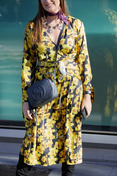 Mujer con vestido floral amarillo y bolso Gucci de cuero azul antes del desfile de moda Emporio Armani, Milan Fashion Week street style — Foto de Stock