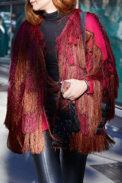 Mujer con capa roja y marrón con flecos y cuello alto negro antes del desfile de moda Emporio Armani, Milan Fashion Week street style —  Fotos de Stock