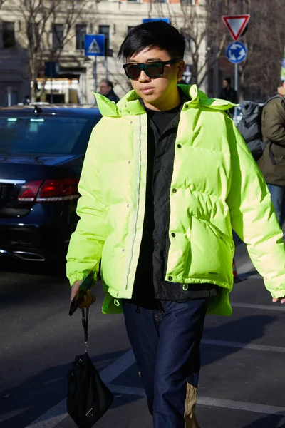 Man med gul vadderad jacka och solglasögon innan Emporio Armani Fashion Show, Milan Fashion Week Street Style — Stockfoto