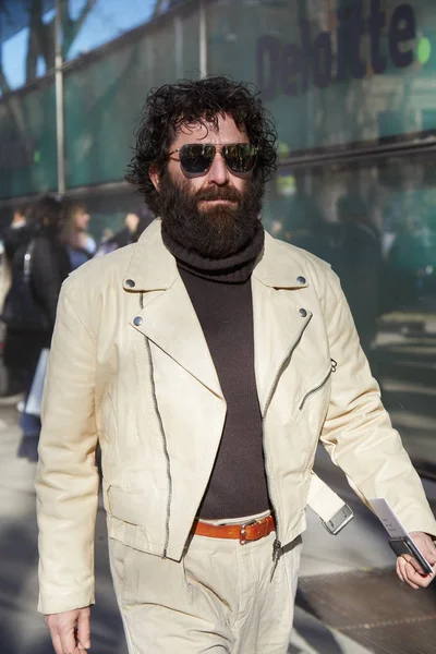Man with brown turtleneck sweater and beige jacket before Emporio Armani fashion show, Milan Fashion Week street style — Stock Photo, Image