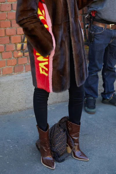 Mulher com saco Fendi, botas de crocodilo marrom e casaco de pele antes do desfile de moda Fendi, estilo de rua Milan Fashion Week — Fotografia de Stock