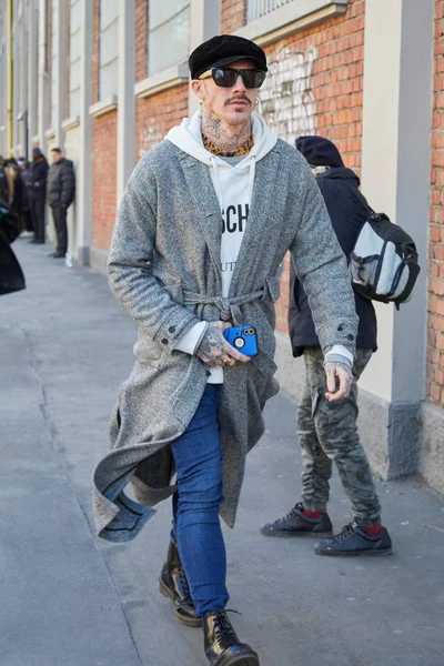 Man with black hat, sunglasses and gray trench coat before Fendi fashion show, Milan Fashion Week street style — Stock Photo, Image