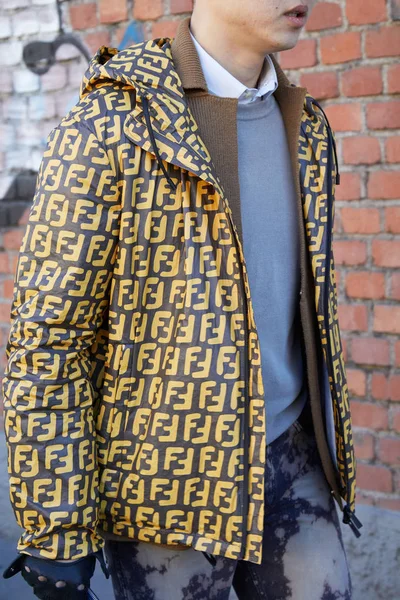 Άντρας με μαύρο και κίτρινο μπουφάν με λογότυπο, πριν την επίδειξη μόδας του Μιλάνου, το στυλ της οδού μόδας στο Μιλάνο — Φωτογραφία Αρχείου