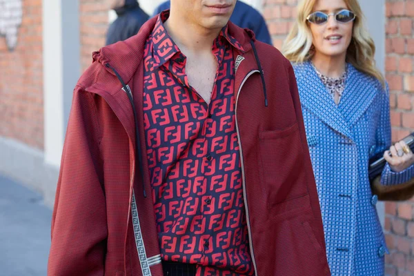 Homem com padrão de logotipo Fendi vermelho antes do desfile de moda Fendi, estilo de rua Milan Fashion Week — Fotografia de Stock