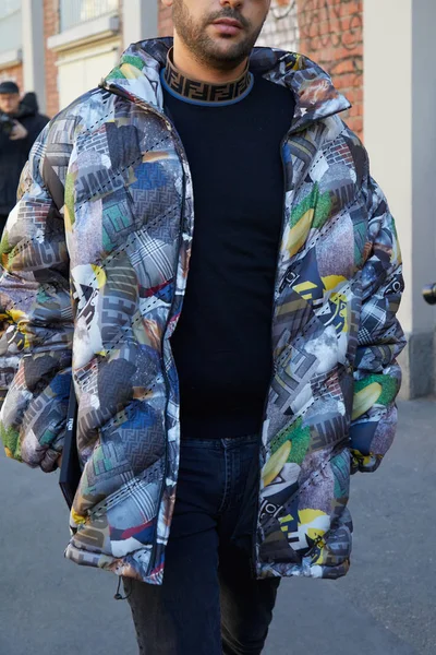 フェンディファッションショーの前にフェンディタートルネックとパッド入りジャケットを持つ男、ミラノファッションウィークストリートスタイル — ストック写真