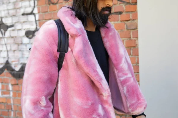 Homem com casaco de pele rosa e barba preta antes do desfile de moda Fendi, estilo de rua Milan Fashion Week — Fotografia de Stock