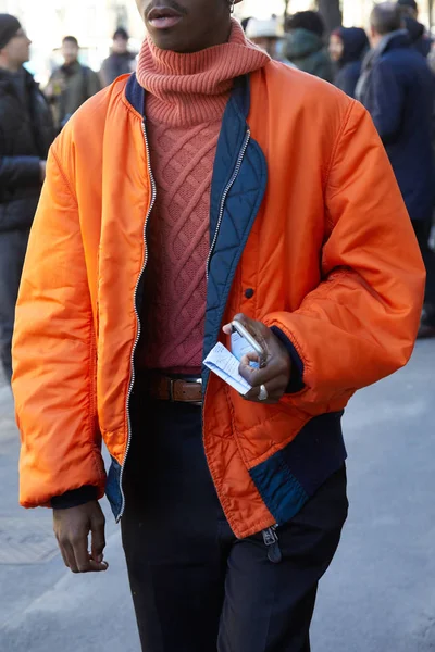 Человек в оранжевом пиджаке перед показом мод Fendi, стиль Недели Моды в Милане — стоковое фото