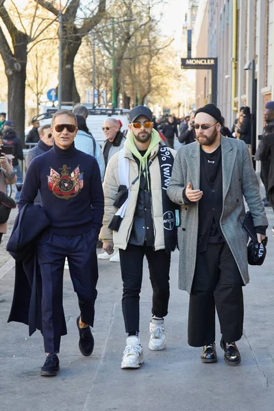Hombres caminando antes del desfile de moda Fendi, Milan Fashion Week street style —  Fotos de Stock