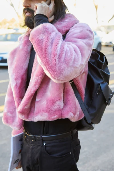 フェンディファッションショーの前にピンクの毛皮のジャケットと黒いひげを持つ男、ミラノファッションウィークストリートスタイル — ストック写真