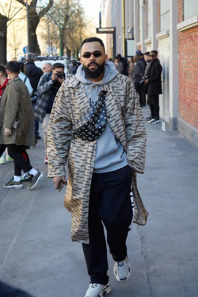 Hombre con Vetements gabardina beige y bolsa de cuero negro MCM antes del desfile de moda Fendi, Milan Fashion Week street style — Foto de Stock