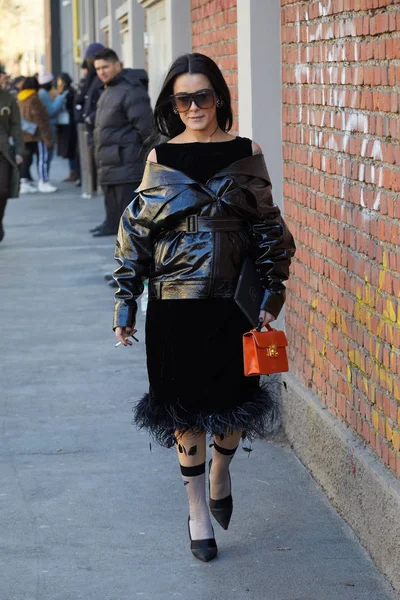Mujer con chaqueta de cuero negro y bolso rojo antes del desfile de moda Fendi, Milan Fashion Week street style —  Fotos de Stock