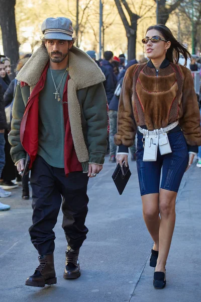 Giotto Calendoli and Patricia Manfield walking before Fendi fashion show, Milan Fashion Week street style — Stock Photo, Image