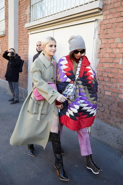 Каролина Даур с розовой сумкой перед показом мод Fendi, уличный стиль недели моды в Милане — стоковое фото