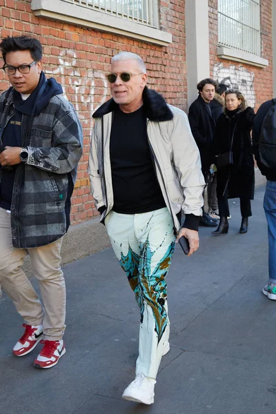 Nick Wooster caminando antes del desfile de moda Fendi, Milan Fashion Week street style —  Fotos de Stock