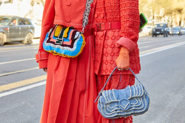 Mulheres com vestido vermelho e sacos Fendi antes do desfile de moda Fendi, estilo de rua Milan Fashion Week — Fotografia de Stock