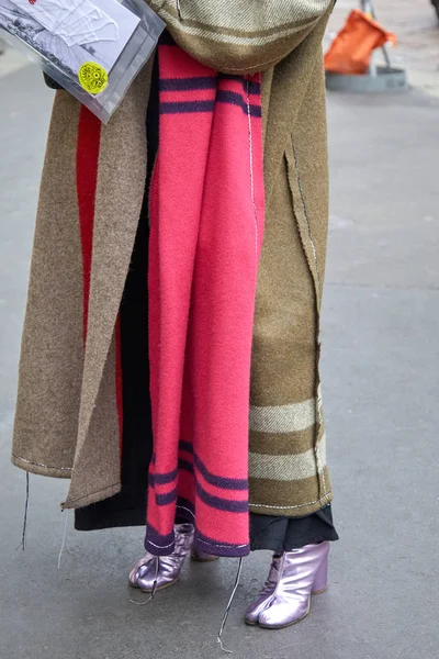 Woman with purple metallic shoes and pink and beige wool coat before Frankie Morello fashion show, Milan Fashion Week street style — Stock Photo, Image