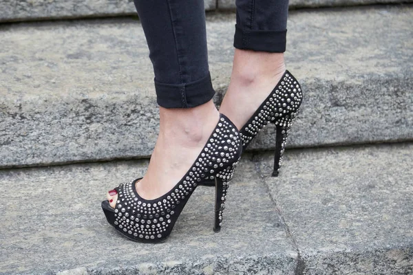 Mujer con zapatos de tacón alto negro con tachuelas de plata antes de Frankie Morello desfile de moda, Milan Fashion Week street style — Foto de Stock