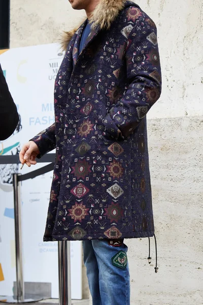 Hombre con abrigo con decoraciones geométricas y cuello de piel antes de Frankie Morello desfile de moda, Milan Fashion Week street style —  Fotos de Stock