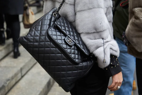 Kvinna med svart läder Chanel väska och grå päls rock före Frankie Morello modevisning, Milan Fashion Week street style — Stockfoto